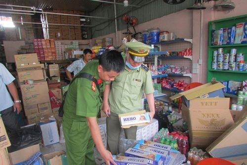 Buôn 2.500 bao thuốc lá lậu, dính tội hình sự bị công an xử lý