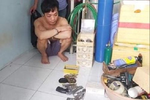Bắt đối tượng tàng trữ ma túy và súng đạn trong nhà
