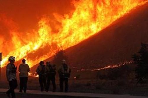 Cháy rừng kinh hoàng ở Nam California, Mỹ, gần 70.000 người phải sơ tán khẩn cấp