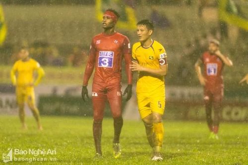 SLNA giữ chân thành công Hoàng Văn Khánh: Hơn cả một thương vụ 'bom tấn'