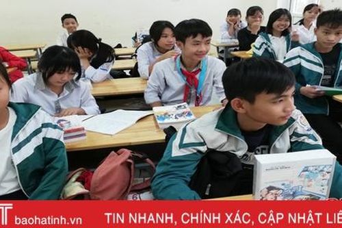 Học sinh vùng ngập nặng ở Hà Tĩnh nhận sách vở mới ngay khi đi học trở lại