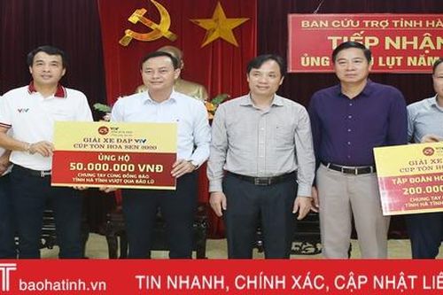 Ban Tổ chức Giải xe đạp VTV Cup, các doanh nghiệp trao hỗ trợ đồng bào vùng lũ Hà Tĩnh