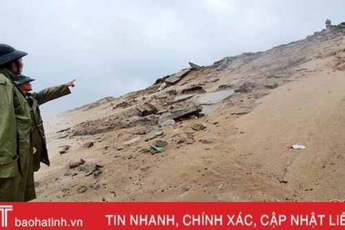 Biển 'nuốt' bờ, TX Kỳ Anh kiến nghị sớm di dời 16 hộ dân và 300 ngôi mộ