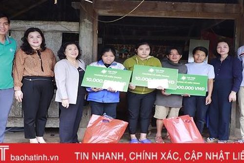 Nguyên Phó Chủ tịch Hội LHPN Việt Nam tặng mái ấm tình thương, hỗ trợ sinh kế cho người dân vùng lũ Hà Tĩnh