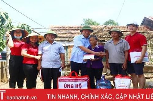 Công đoàn - Đoàn Thanh niên Agribank Hà Tĩnh hỗ trợ 150 triệu đồng giúp đồng bào lũ lụt