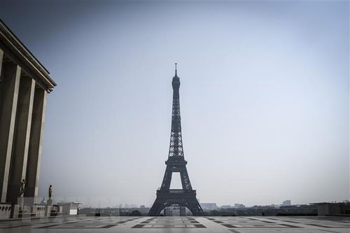 Pháp sơ tán một số khu vực ở Paris vì phát hiện túi chứa đạn