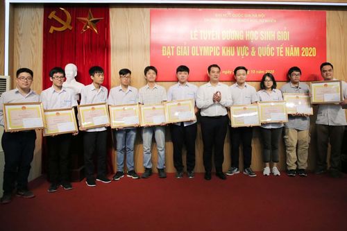 Ngôi trường chiếm một nửa số học sinh thi Olympic quốc tế