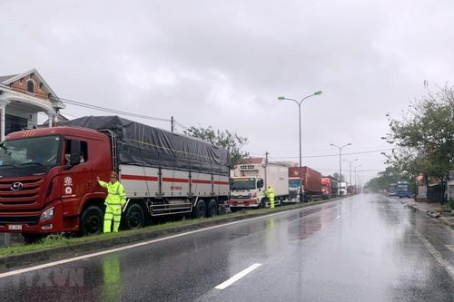 Thừa Thiên-Huế: Nhiều xe khách dừng tránh bão số 9 ở thị trấn Lăng Cô