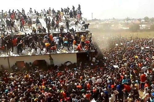 'Biển người' đổ về nhà kho cứu trợ thực phẩm tại Nigeria