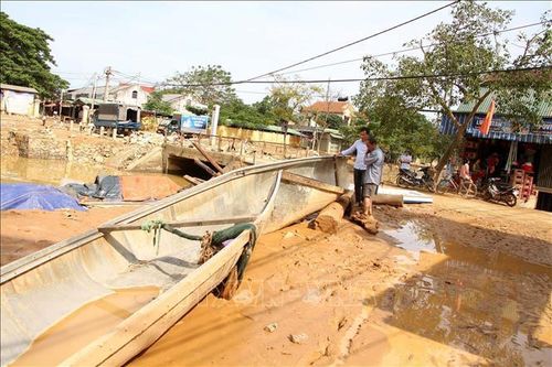 Khen thưởng đột xuất những ngư dân vượt lũ cứu người gặp nạn