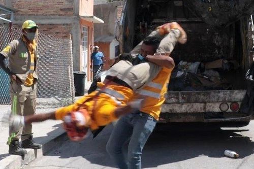 Clip: Hai người đàn ông Mexico biểu diễn đấu vật tự do trên đường phố