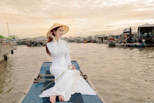 Phan Thị Mơ dịu dàng cùng áo dài và nón lá, thả dáng ngọt ngào trên chợ nổi