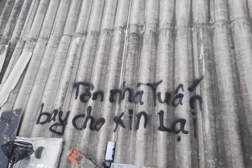 Người dân Quãng Ngãi viết tên lên tôn để có thể tìm được sau khi bão số 9 đổ bộ
