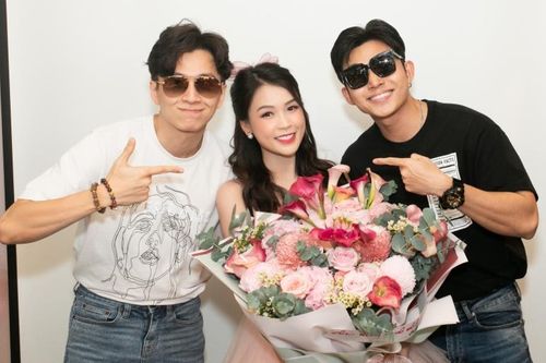 Sam xinh đẹp ngọt ngào đón tuổi mới bên Jun Phạm và Ngô Kiến Huy