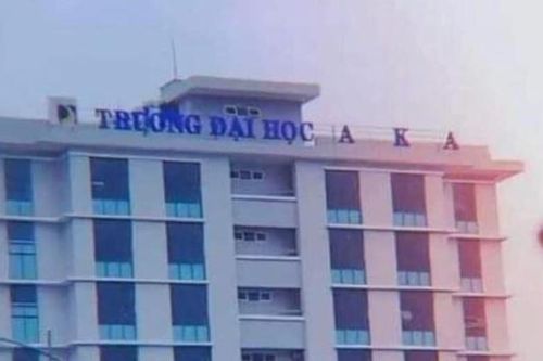 Gió giật mạnh làm 'bay màu' hàng chữ trên bảng hiệu, trường đại học ra thông báo vừa thương vừa buồn cười
