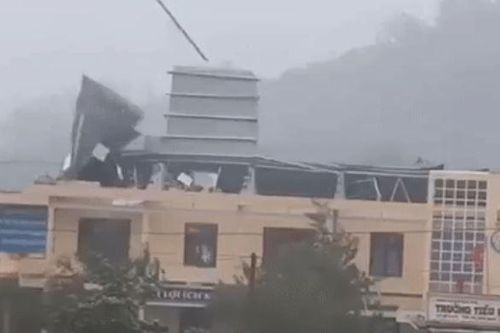 Mưa lớn kèm gió giật mạnh cuốn bay mái tôn một trường tiểu học và THCS ở Quảng Ngãi