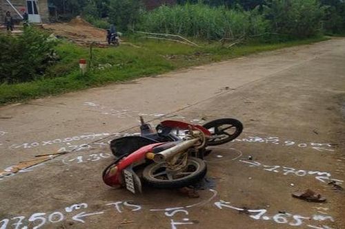 Gió giật mạnh hất tấm tôn bay trúng người đàn ông đi đường gây tử vong