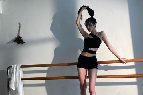 Yuju (G-Friend) khoe body 'đỉnh của chóp' trong hậu trường album mới
