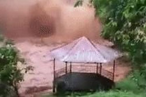 Clip: Kinh hãi cảnh thác nước ở Kon Tum đục ngầu chảy dữ dội