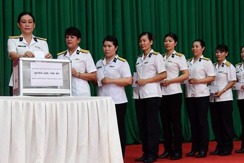 Hội Phụ nữ Vùng 5 Hải quân quyên góp ủng hộ đồng bào miền Trung