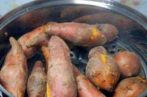 Hấp khoai lang đừng cho thẳng vào nồi, thêm bước nữa khoai ngon ngọt hơn nhiều