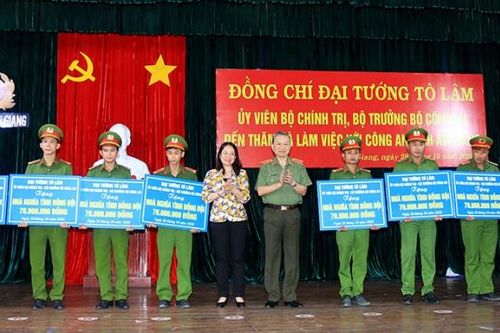 Bộ trưởng Bộ Công an Tô Lâm biểu dương các thành tích của Công an tỉnh An Giang