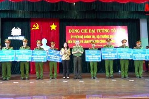Bộ trưởng Bộ Công an Tô Lâm biểu dương các thành tích của Công an tỉnh An Giang