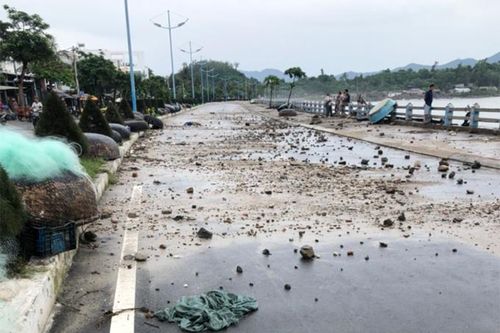 Sóng lớn khiến đá từ biển dội lên bờ