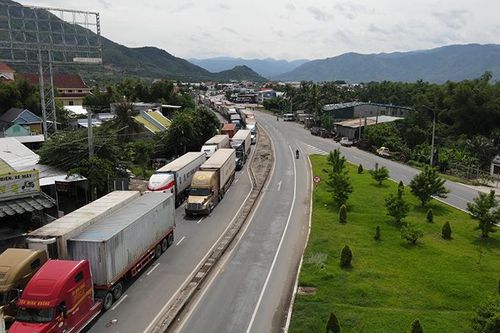 Xe nối đuôi nhau hàng chục km do lệnh tạm dừng lưu thông từ Khánh Hòa đi Phú Yên