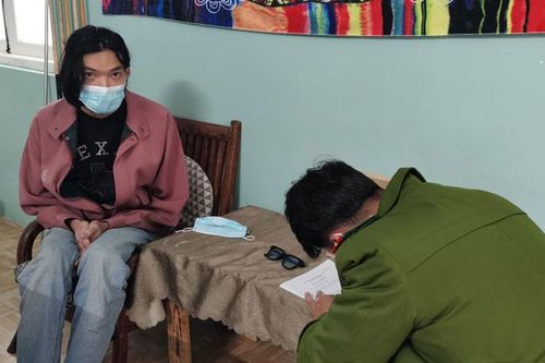 Bắt quả tang đôi nam nữ trồng cần sa trong nhà vệ sinh