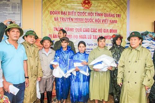 Cứu trợ đồng bào bị cô lập bởi mưa lũ ở 2 xã Hướng Việt, Hướng Lập