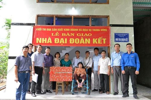 Thủy điện Vĩnh Sơn - Sông Hinh bàn giao 5 căn nhà Đại đoàn kết