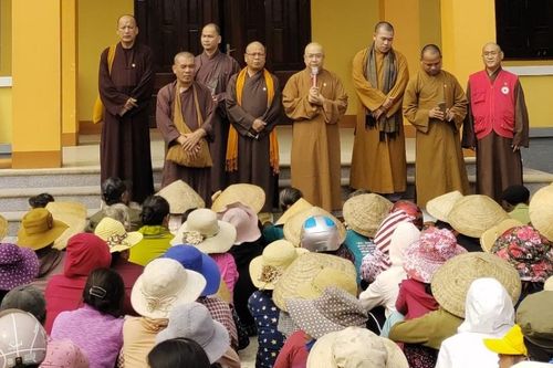 Tặng quà miền Trung, khánh thành cầu, hiến máu