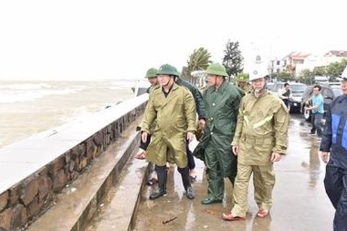 Điều tàu hải quân cứu hộ ngư dân gặp nạn bão số 9