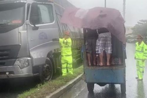 Người dân và CSGT phát cơm cho tài xế, hành khách dừng xe tránh bão