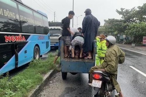 CSGT và người dân đi 4 km phát cơm miễn phí cho tài xế tránh bão