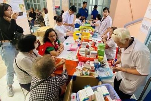 Tặng quà, khám bệnh cho hơn 300 hộ dân huyện Bình Chánh