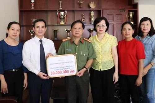 Gửi 50 triệu đồng đến đồng bào vùng lũ