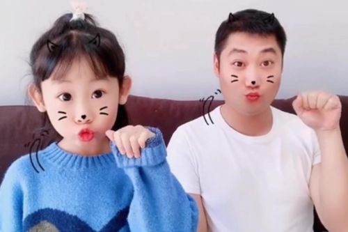 Clip: Bố cùng con gái nhí nhố diễn theo nhạc cực dễ thương