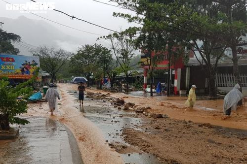 Đi vận động dân tránh bão số 9, hai cán bộ ở Quảng Nam bị núi lở vùi mất tích