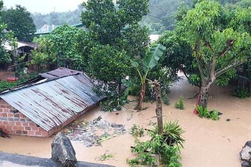 Kon Tum chìm trong biển nước, khẩn cấp di dời dân tránh sạt lở, ngập lụt