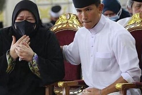 Mẹ Hoàng tử Brunei vừa qua đời ở tuổi 38 khóc ngất bên linh cữu con trai