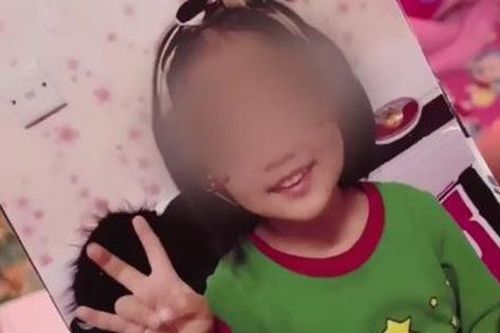 Bé gái 6 tuổi 'thân tàn ma dại' vì bị mẹ ruột và gã nhân tình bạo hành suốt 3 tháng, bố ruột khi biết chuyện đã không nhận ra con mình