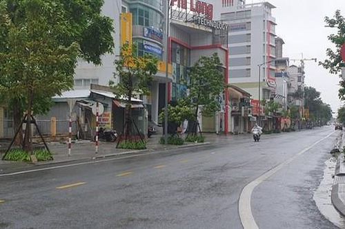 Thành phố Huế vắng hoe sau khi bão Molave đi qua