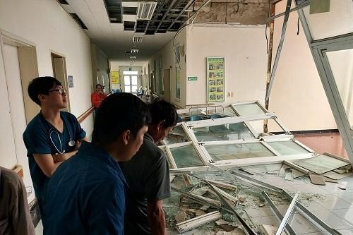 Ảnh hưởng của bão Molave: Bệnh viện vỡ tung kính chắn, tốc hàng loạt mái