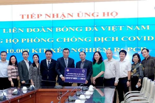 Bộ Y tế tiếp nhận ủng hộ 10.000 bộ kit xét nghiệm COVID-19 của Liên đoàn Bóng đá Việt Nam