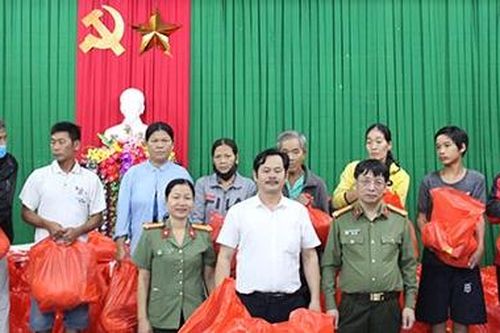Chung tay sẻ chia với đồng bào miền Trung