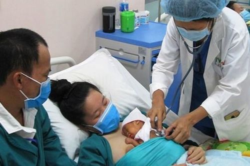Cứu sống bé gái sinh non nặng 700 gram