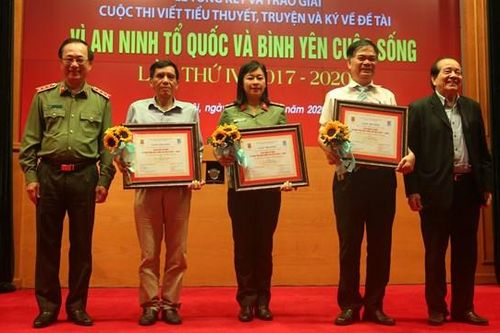 Trao giải cuộc thi Vì an ninh Tổ quốc và bình yên cuộc sống
