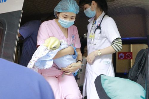 Bác sĩ vượt 300 km giúp bé trai 7 ngày tuổi chuyển viện